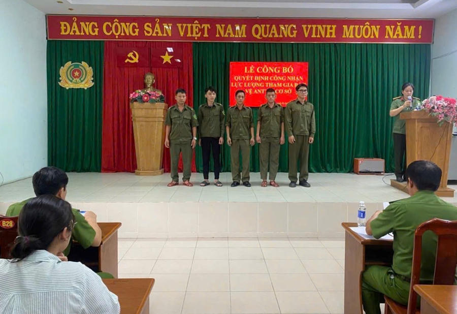 Lễ công bố Quyết định công nhận lực lượng tham gia ANTT ở cơ sở.