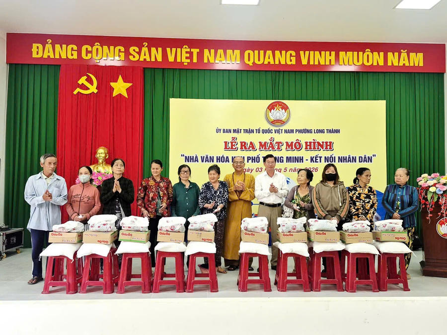 Tặng quà một số hộ gia đình.