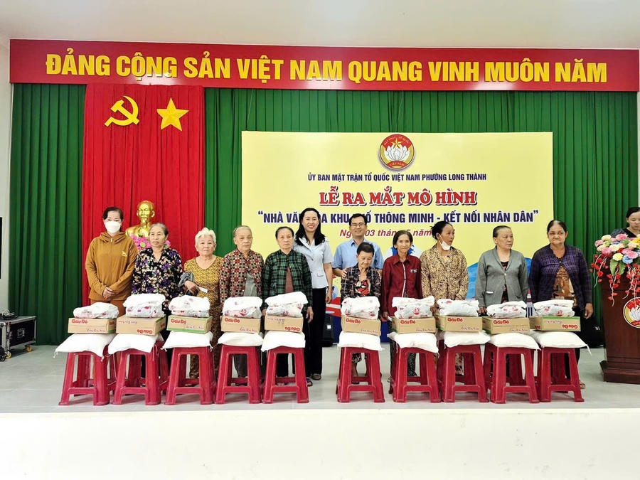 Tặng quà một số hộ gia đình.