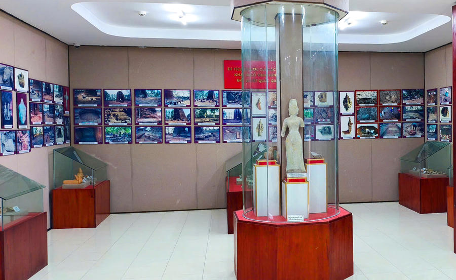 Di tích quốc gia đặc biệt Khảo cổ Vĩnh Hưng, hiện lưu giữ 5 hiện vật được công nhận là Bảo vật quốc gia, tiêu biểu như tượng thần Sadasiva, Parvati, Uma…, qua đó phản ánh sinh động đời sống tín ngưỡng và trình độ nghệ thuật điêu khắc của cư dân văn hóa Óc Eo.