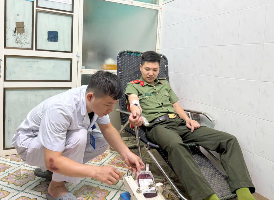 Thượng úy Lê Văn Thiết hiến máu cứu người.