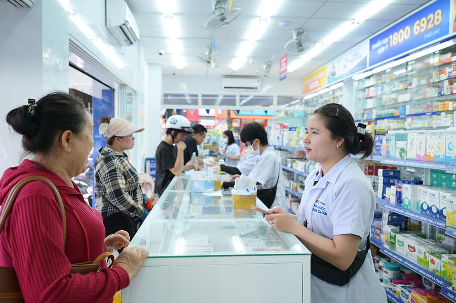 Với hệ thống hơn 2.500 nhà thuốc và 200 trung tâm tiêm chủng cùng đội ngũ dược sĩ vững chuyên môn, Long Châu đang trở thành “điểm tựa y tế” uy tín trong cộng đồng, phục vụ hơn 33 triệu người dân Việt Nam.