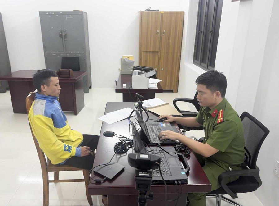 Chỉ sau 13 giờ kể từ khi xảy ra vụ án mạng đặc biệt nghiêm trọng tại xã Phù Lưu, Công an tỉnh Tuyên Quang đã truy bắt thành công nghi phạm Nguyễn Quang Thoại khi đang lẩn trốn tại Hà Nội. (Ảnh: CA Tuyên Quang).