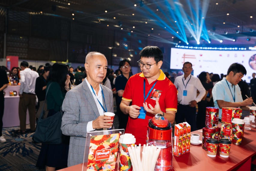 Khách hàng trải nghiệm các dòng sản phẩm của MCH.