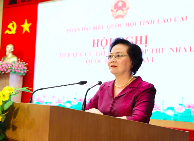Phó Thủ tướng Phạm Thị Thanh Trà giải đáp nhiều vấn đề, kiến nghị của cử tri tỉnh Lào Cai (Ảnh: Thu Giang).