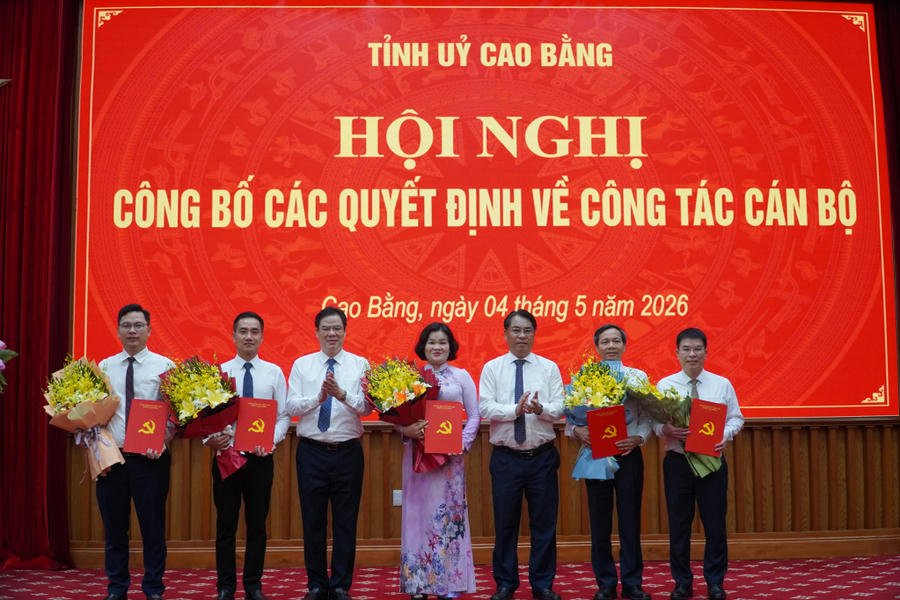 Bí thư Tỉnh ủy, Chủ tịch HĐND tỉnh Phan Thăng An và Phó Bí thư Tỉnh ủy, Chủ tịch Ủy ban MTTQ tỉnh Vũ Hồng Quang trao quyết định và tặng hoa các đồng chí nhận nhiệm vụ mới.