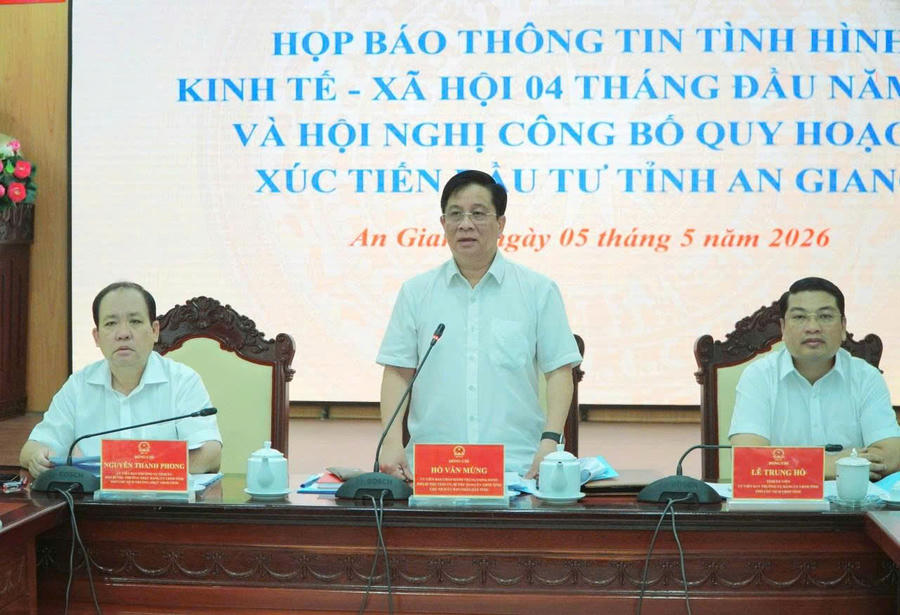 Lãnh đạo UBND tỉnh An Giang chủ trì họp báo. Lãnh đạo UBND tỉnh An Giang chủ trì họp báo.