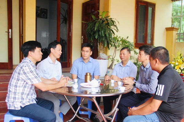 Lãnh đạo Đảng ủy, UBND, Ủy ban MTTQ Việt Nam xã, Hội Chữ thập đỏ xã Yên Mô thăm hỏi, động viên và tri ân nghĩa cử cao đẹp của bà Nguyễn Thị Lành.