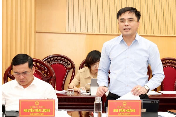 Ông Bùi Văn Hoàng, Tỉnh uỷ viên, Giám đốc Sở Nội vụ tỉnh Ninh Bình phát biểu tại hội nghị.