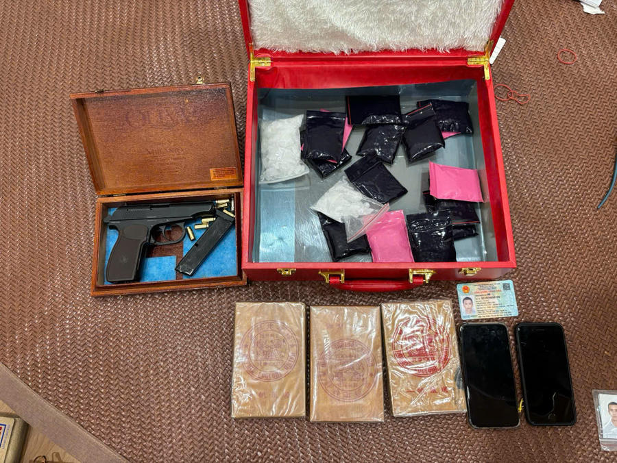 3 bánh ma tuý Heroine, hơn 3000 viên ma tuý tổng hợp cùng 02 túi chứa ma tuý Ketamine, Methaphetamine thu giữ của Trương Văn Hải.