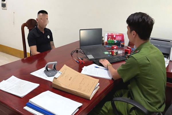 Công an xã Hiệp Hòa làm việc với N.V.G