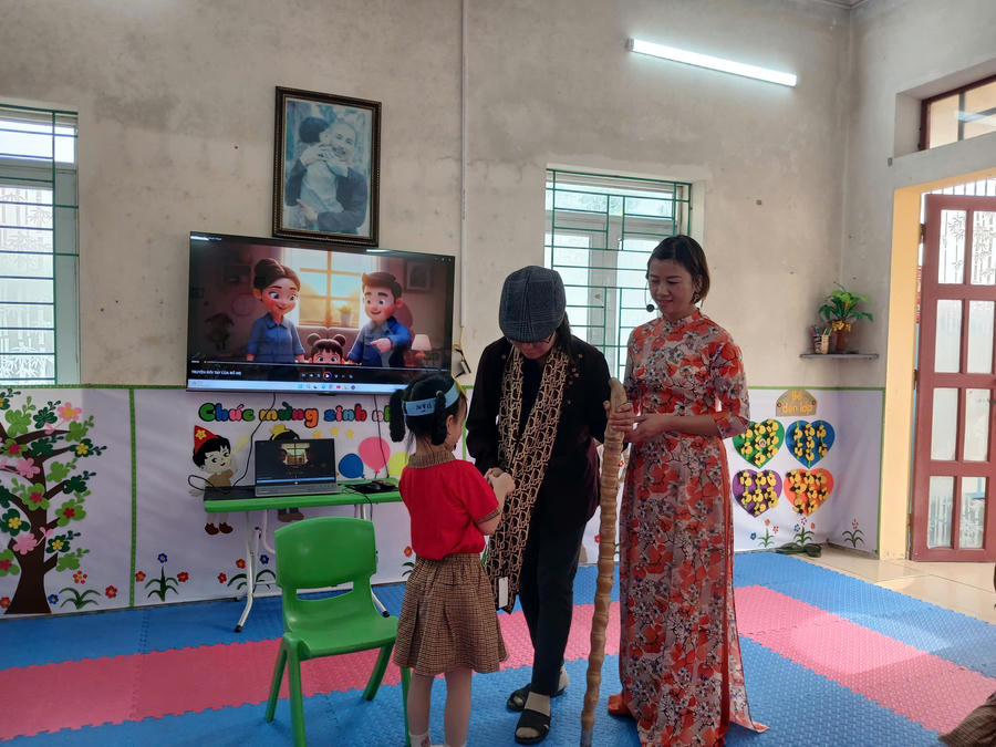 Nội dung giáo dục về những truyền thống tốt đẹp của người Việt Nam như giúp đỡ người lớn tuổi, lòng yêu nước... luôn được ngành giáo dục mầm non xã Yên Cường chú trọng.