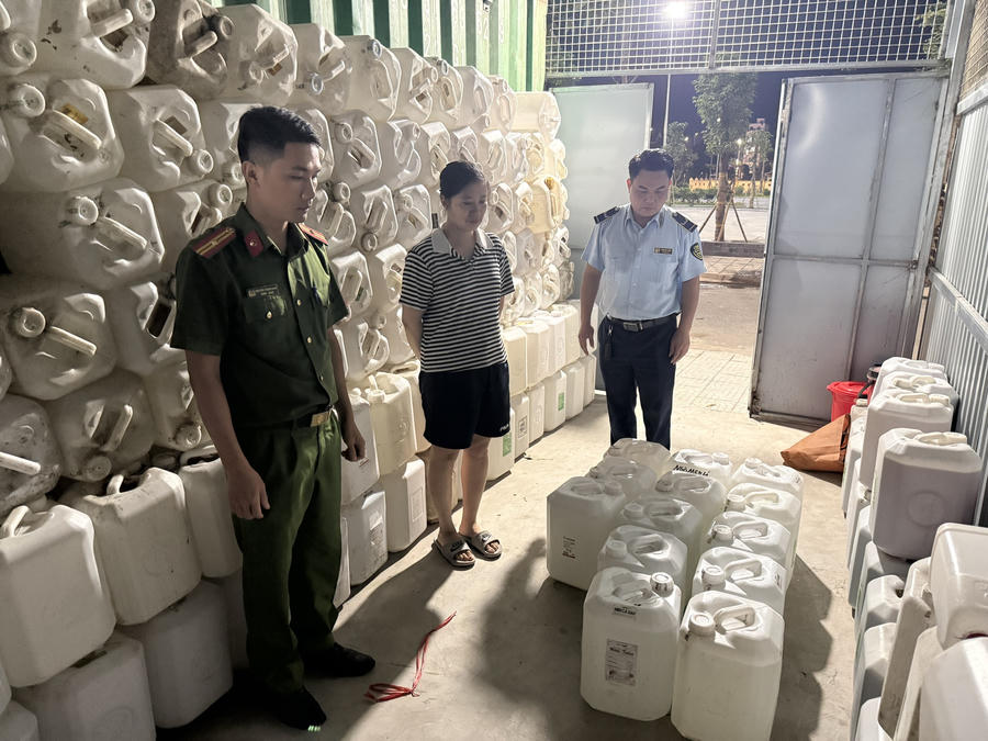 Lực lượng Quản lý thị trường tỉnh Ninh Bình vừa phát hiện, xử phạt và buộc tiêu hủy 400 lít rượu không rõ nguồn gốc tại cơ sở kinh doanh trên địa bàn. (Ảnh: ninhbinh.dms.gov.vn)