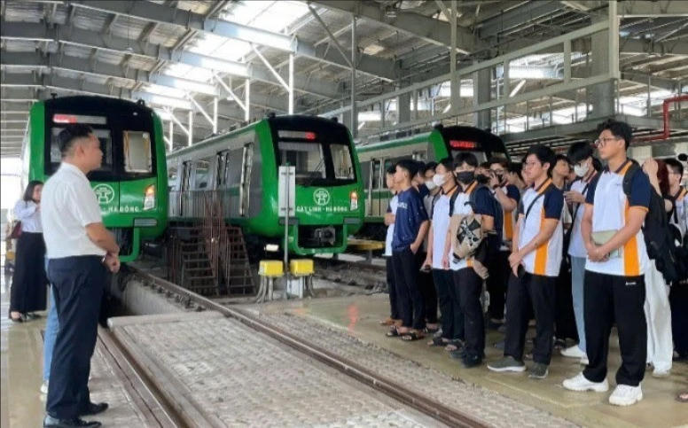 Sinh viên chuyên ngành Đường sắt và Metro tham quan học tập tại tuyến đường sắt đô thị Cát Linh - Hà Đông. (Ảnh: UTT)