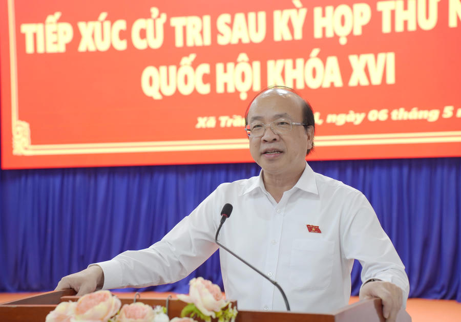 Ông Phan Chí Hiếu báo cáo khái quát kết quả Kỳ họp thứ Nhất, Quốc hội Việt Nam khóa XVI; nhấn mạnh các nội dung quan trọng đã được xem xét, quyết định, nhất là các luật, nghị quyết liên quan trực tiếp đến phát triển kinh tế - xã hội và đời sống Nhân dân; đồng thời thông tin về hoạt động của Quốc hội thời gian qua và định hướng nhiệm vụ trong thời gian tới.