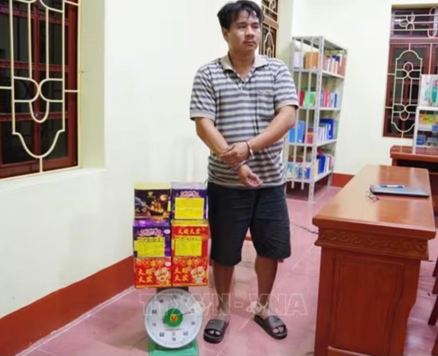 Đối tượng Vũ Văn Sáng cùng tang vật tại cơ quan biên phòng. Ảnh: TTXVN.