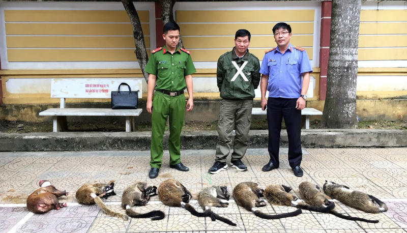 Đối tượng vận chuyển trái phép động vật hoang dã bị Công an Nghệ An bắt giữ. (Ảnh: Thiên Thảo)