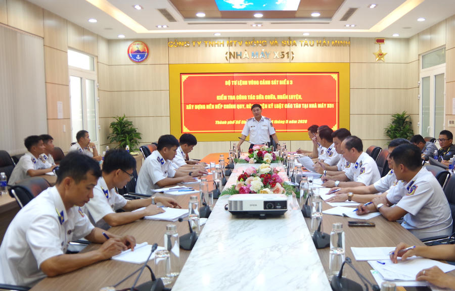 Tư lệnh Vùng kết luận tại buổi kiểm tra.