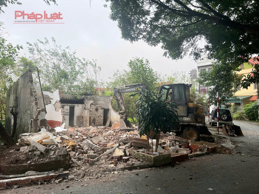 Một công trình xây dựng trên đất nông nghiệp tại thôn 7, xã Đông Dư cũ (nay là xã Bát Tràng, TP Hà Nội) được tháo dỡ sau nhiều năm tồn tại.
