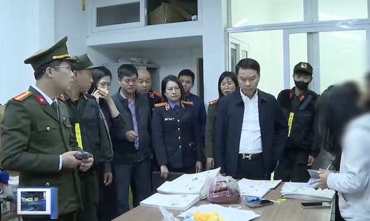 Cơ quan Công an tiến hành khám xét trụ sở "Học viện Bright Online LLC". Ảnh Báo và ĐTH Phú Thọ