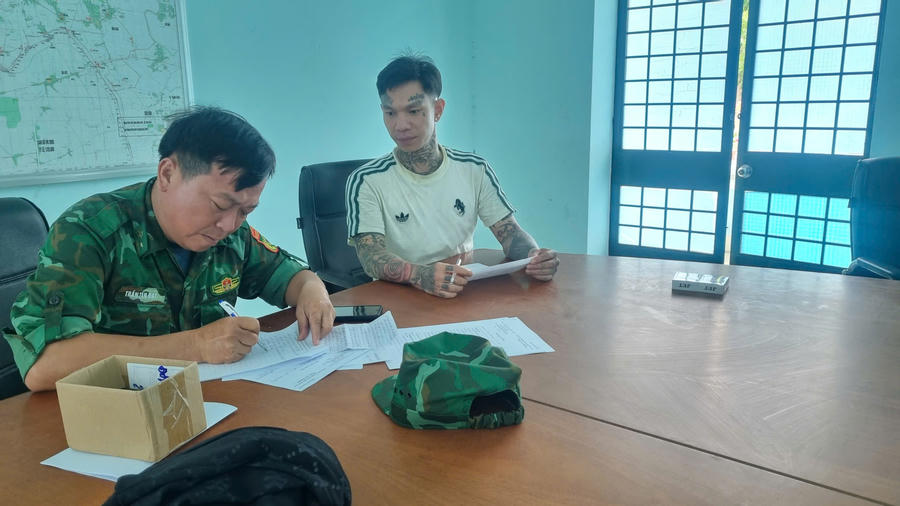 Lực lượng chức năng làm việc với các đối tượng liên quan.