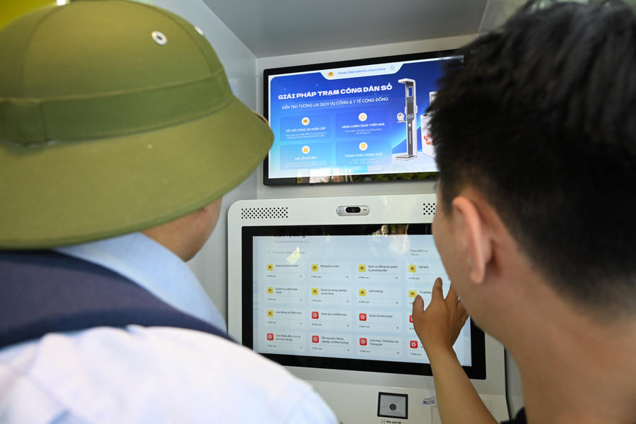 Trạm được đặt ngay dưới chân các khu dân cư, giúp người dân có thể làm các thủ tục hành chính nhanh chóng, an toàn bảo mật ngay tại đây.