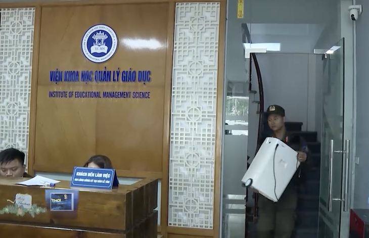 Cơ quan Công an thu giữ hồ sơ, tài liệu phục vụ công tác điều tra. Ảnh Báo và ĐTH Phú Thọ