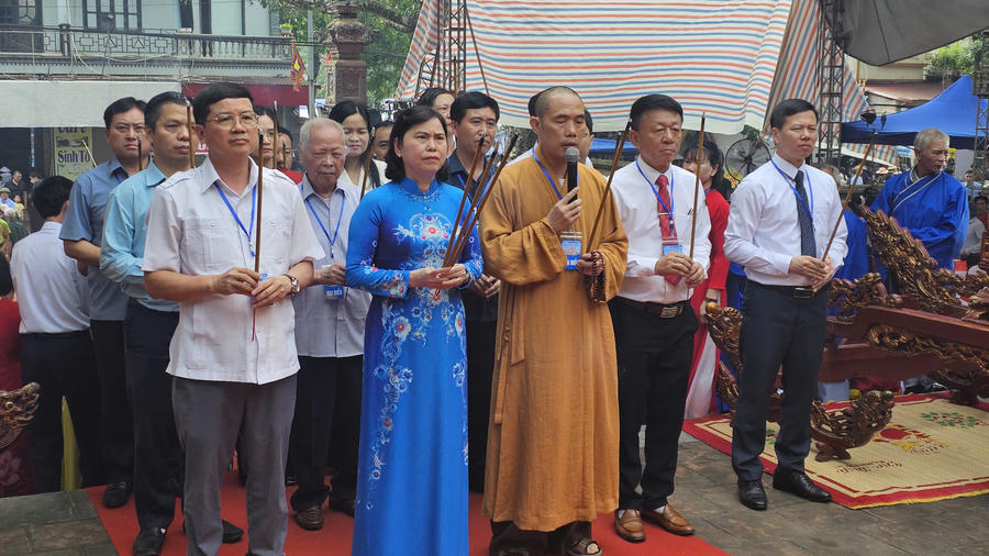 Các đại biểu dâng hương tại Lễ hội