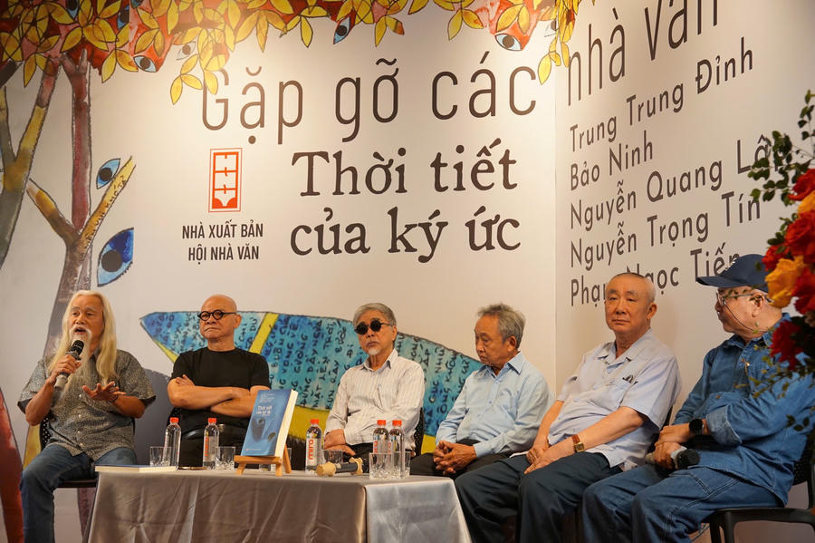 Đây không chỉ là lễ ra mắt sách mà còn là cuộc hội ngộ giàu cảm xúc của những nhà văn từng đi qua chiến tranh