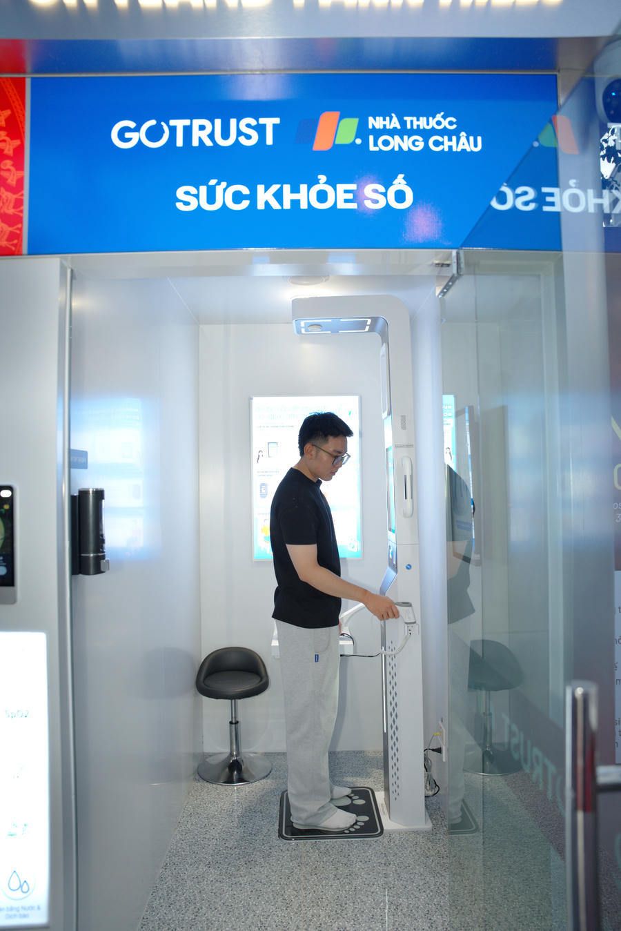 Người dân trải nghiệm đo chỉ số sức khỏe tại Trạm Công dân số.