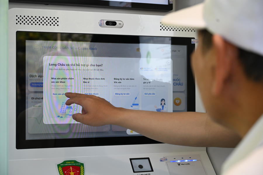 Với tính năng mua thuốc, toa thuốc được scan trực tiếp vào hệ thống, công nghệ thông minh giúp xử lý chính xác yêu cầu, kết nối đến ngay nhà thuốc Long Châu.