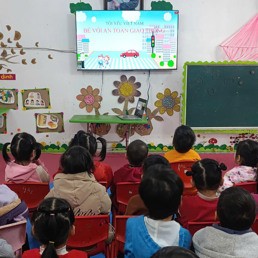 Nội dung giáo dục về những truyền thống tốt đẹp của người Việt Nam như giúp đỡ người lớn tuổi, lòng yêu nước... luôn được ngành giáo dục mầm non xã Yên Cường chú trọng.