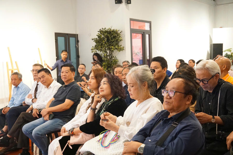 Đông đảo độc giả và các nhà văn đến dự