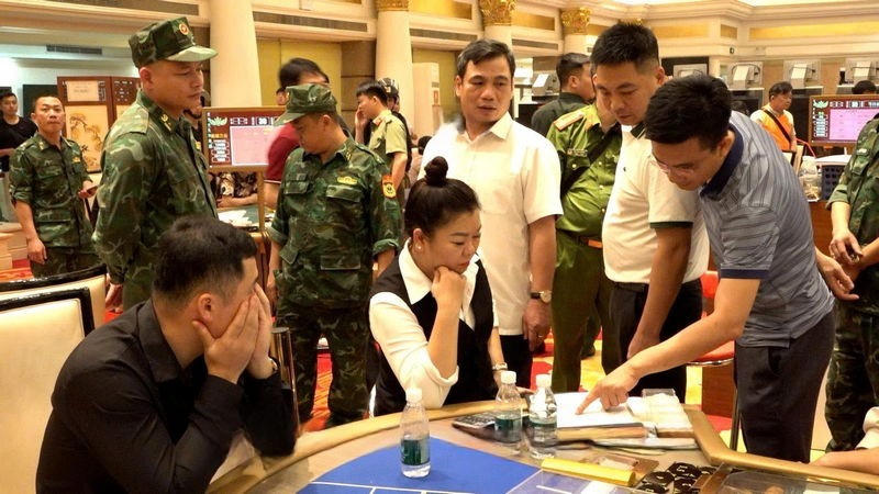 Lực lượng chức năng bắt quả tang các đối tượng đánh bạc. Ảnh C.A tỉnh Lạng Sơn