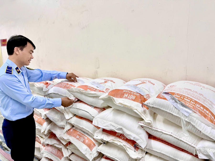 Lực lượng QLTT phát hiện kho bột mì quá hạn gần 1 năm tại phường Lĩnh Nam, Hà Nội.