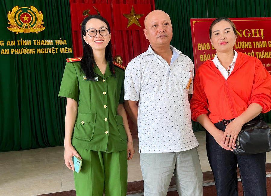 Anh&nbsp;Đỗ Trung Cương và chị&nbsp;Đặng Thị Kim Liên&nbsp;mặc áo màu cam.