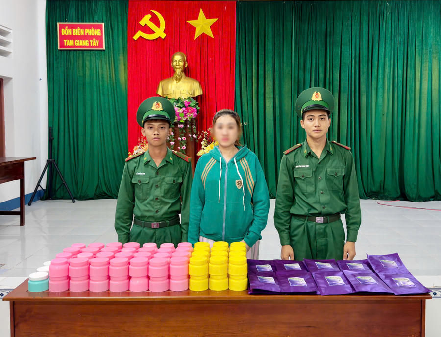 Bà Dương Ngọc Chiều làm việc tại Đồn Biên phòng Tam Giang Tây và thừa nhận hành vi mua bán mỹ phẩm không rõ nguồn gốc xuất xứ.