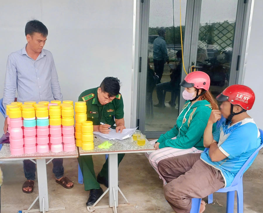 Tổ công tác Đồn Biên phòng Tam Giang Tây làm việc với ông Hứa Hoàng Khệnh và bà Dương Ngọc Chiều cùng tang vật liên quan.