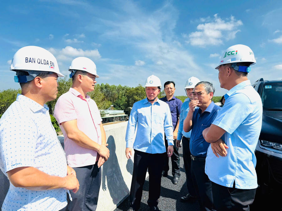 Ông Nguyễn Văn Út, Chủ tịch UBND TP Đồng Nai, kiểm tra dự án thành phần 1 cao tốc Biên Hòa - Vũng Tàu, yêu cầu tập trung nhân lực để thông xe tạm vào ngày 18/5.