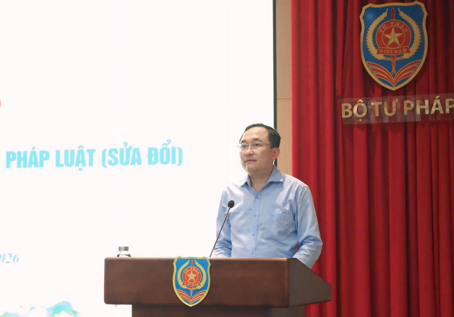 Phó Cục trưởng Cục Phổ biến, giáo dục pháp luật và Trợ giúp pháp lý Phan Hồng Nguyên trình bày dự thảo