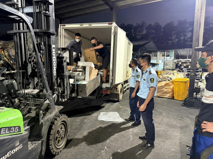 Lực lượng QLTT Thái Nguyên giám sát tiêu hủy toàn bộ tang vật vi phạm nhằm ngăn chặn tái lưu thông trên thị trường.