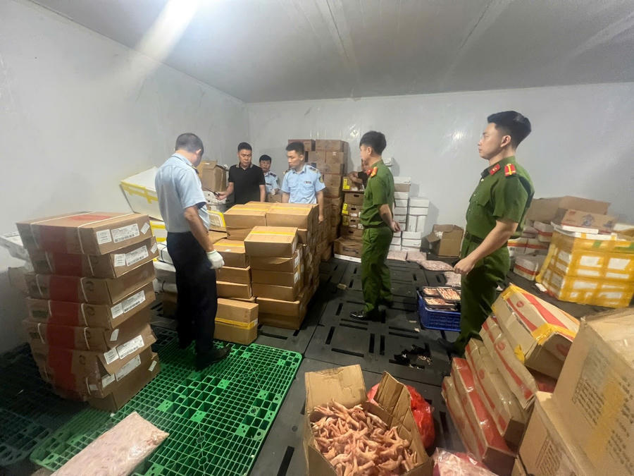 Lực lượng chức năng kiểm tra thực phẩm đông lạnh không rõ nguồn gốc tại kho hàng trên địa bàn.