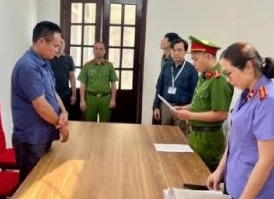 Cơ quan chức năng đọc lệnh khởi tố bị can, lệnh bắt tạm giam bị can đối với Vũ Bá Đoạt. (Ảnh: CAHP)