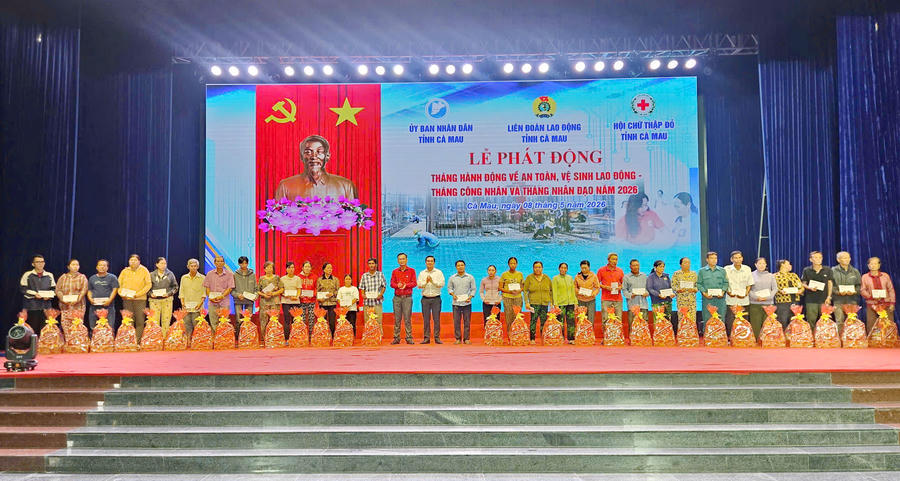 Ông Huỳnh Chí Nguyện - Phó Chủ tịch UBND tỉnh cùng ông Nguyễn Văn Khởi – Phó Chủ tịch Ủy ban MTTQ Việt Nam tỉnh Cà Mau, trao quà an sinh xã hội hỗ trợ công nhân, người lao động khó khăn.