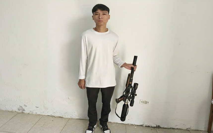 Đối tượng Phàn Văn Ngọc cùng tang vật vụ án bị cơ quan công an thu giữ. (Ảnh: Công an tỉnh Lai Châu).
