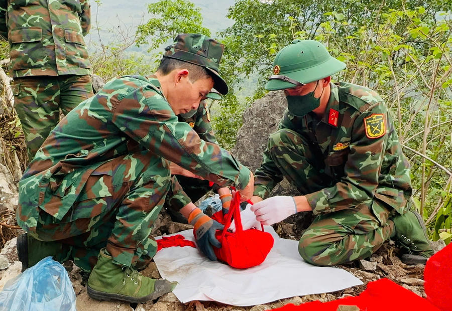 Cán bộ, chiến sĩ Bộ Chỉ huy Quân sự tỉnh thực hiện nghi thức trước khi đưa hài cốt về nhà tưởng niệm bảo quản.