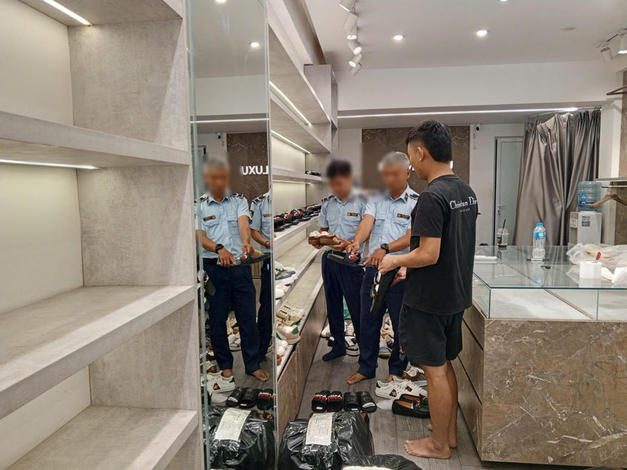Lực lượng chức năng kiểm tra Cửa hàng giả mạo nhãn hiệu Burberry, Gucci tại phố Tây Sơn, phường Kim Liên, HN.