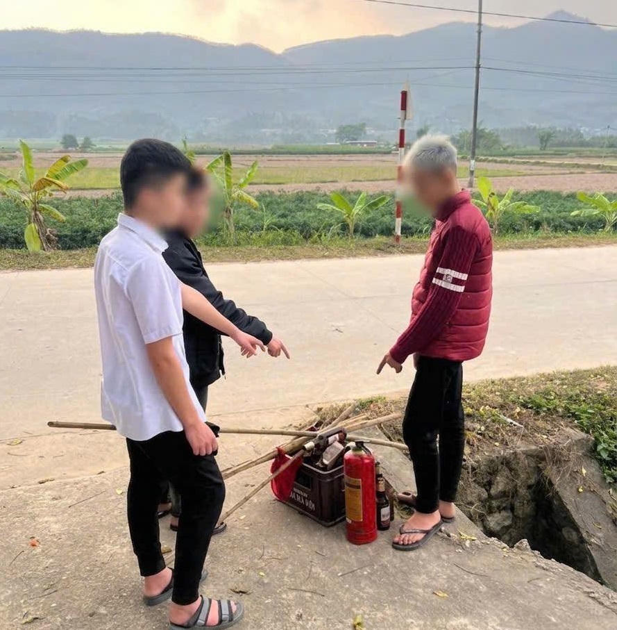 Hung khí mang theo để hỗn chiến. (Ảnh: Công an Tuyên Quang).
