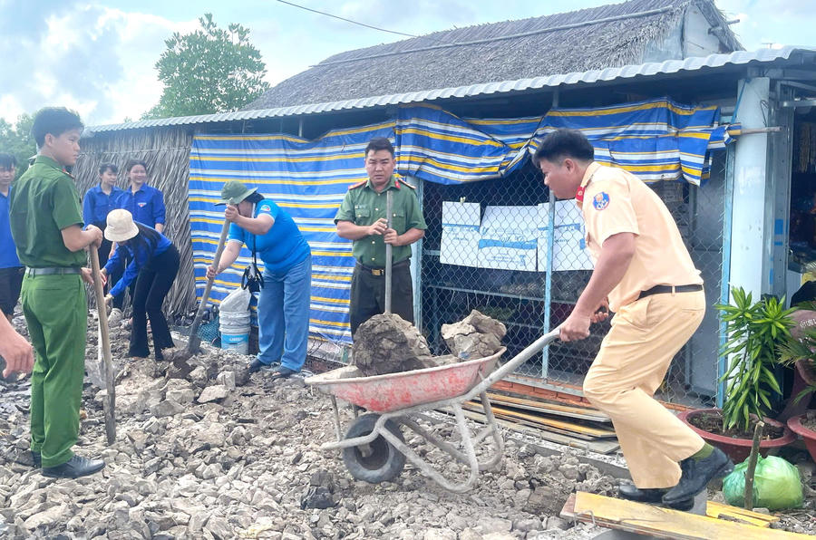 Cán bộ Công an và đoàn viên, thanh niên xã Quách Phẩm chung sức hỗ trợ ngày công xây dựng nhà cho hộ ông Nguyễn Văn Chiến, ngụ ấp Kinh Giữa.