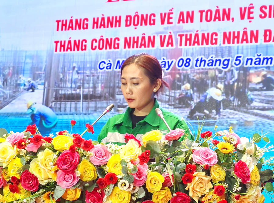 Bà Huỳnh Ngọc Trang, đoàn viên Công đoàn cơ sở Công ty Cổ phần Môi trường đô thị Cà Mau chia sẻ kinh nghiệm thực hiện an toàn lao động tại nơi làm việc với thông điệp “An toàn là bạn đồng hành”.